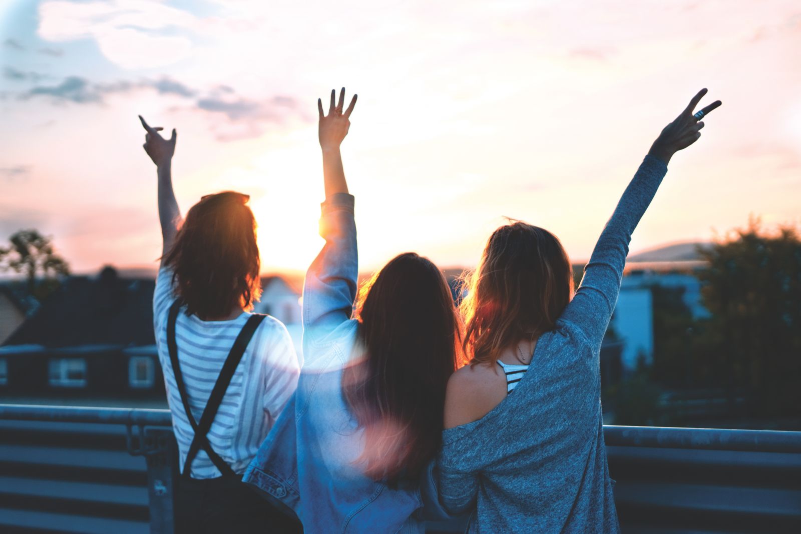 simon-maage-tXiMrX3Gc-g-unsplash three people watching the sunset