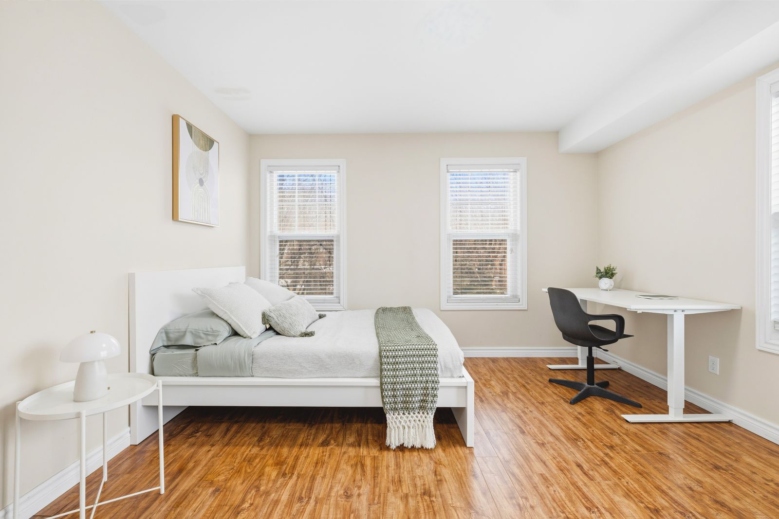 geo towns bedroom with desk and chair