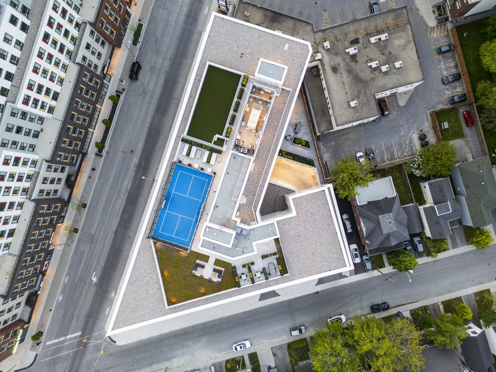 Overhead view of GEOpark rooftop amenities, including a pool, sport court, and landscaped terraces.